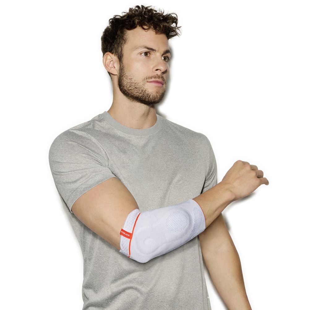 Weiße Ellenbogenbandage mit rotem Band, getragen von einem Mann in einem grauen T-Shirt.