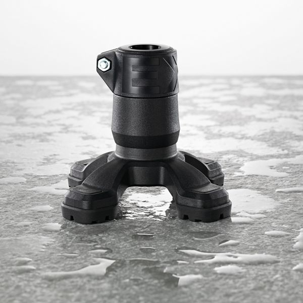 Schwarzer Ossenberg Safety Foot auf nassem Untergrund. Vierfüßiger Gehstockfuß mit Gelenk und Schraube.