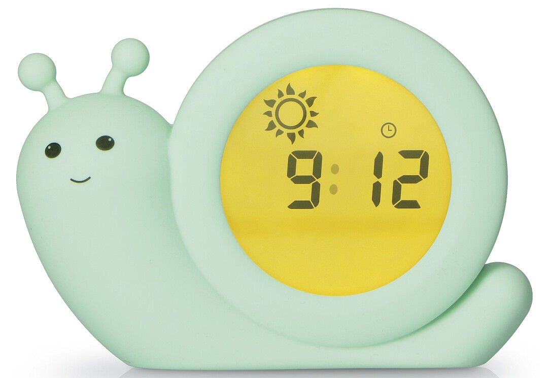 Grüner Schlaftrainer in Schneckenform. Digitalanzeige mit Uhrzeit und Sonnensymbol. Zwei Fühler.