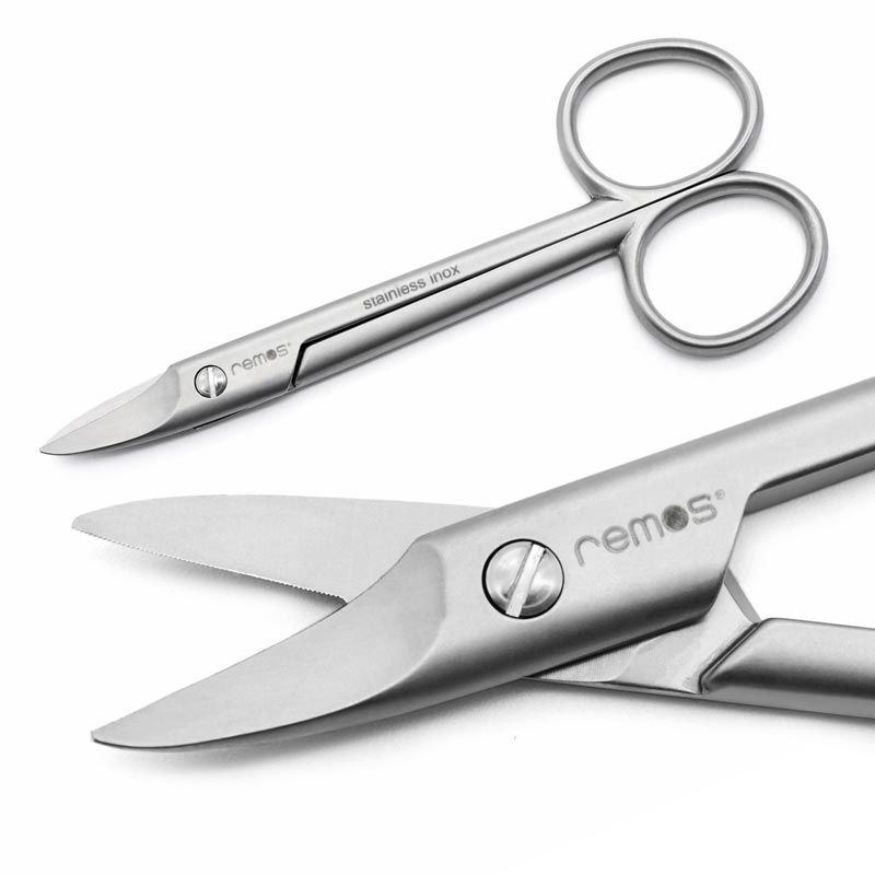 Zwei Ansichten der Fußnagelschere. Marke: remos. Aufschrift: stainless inox. Detailansicht der Schneide.