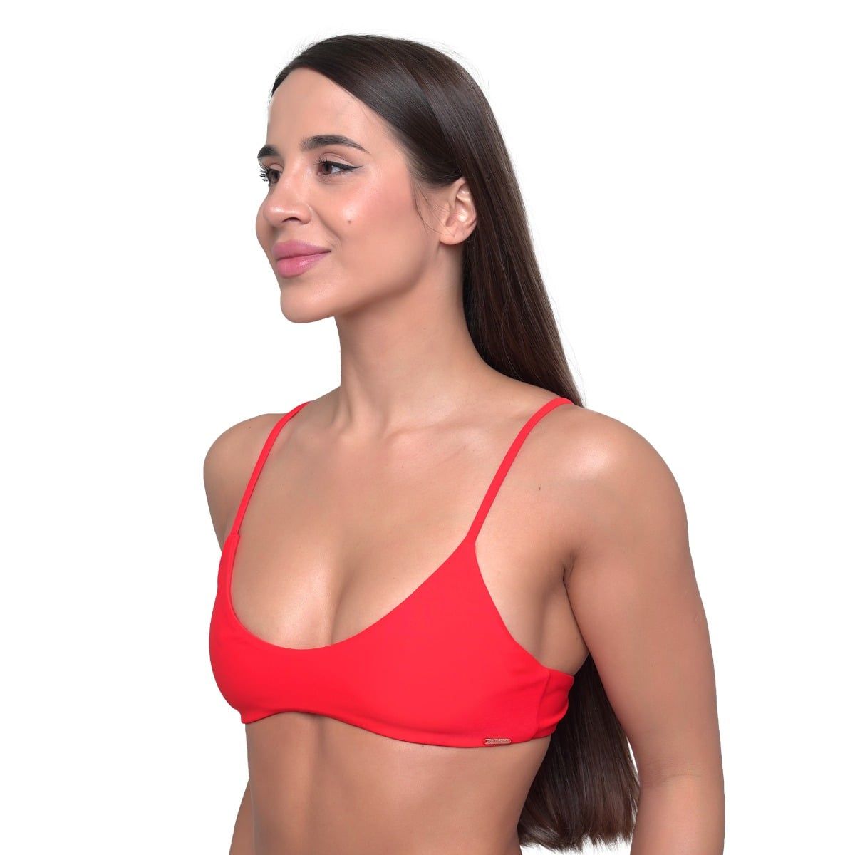Rotes Bikini-Oberteil mit schmalen Trägern, von vorne links von einer Frau getragen.