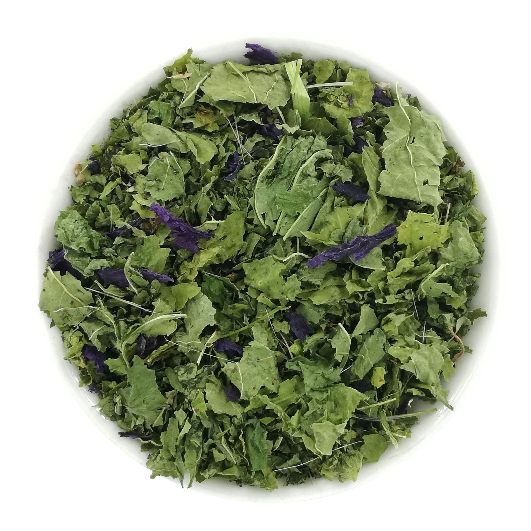 Malventee-Blätter und Blüten in einer weißen Schale. Grünliche Blätter und violette Blütenblätter. Draufsicht.