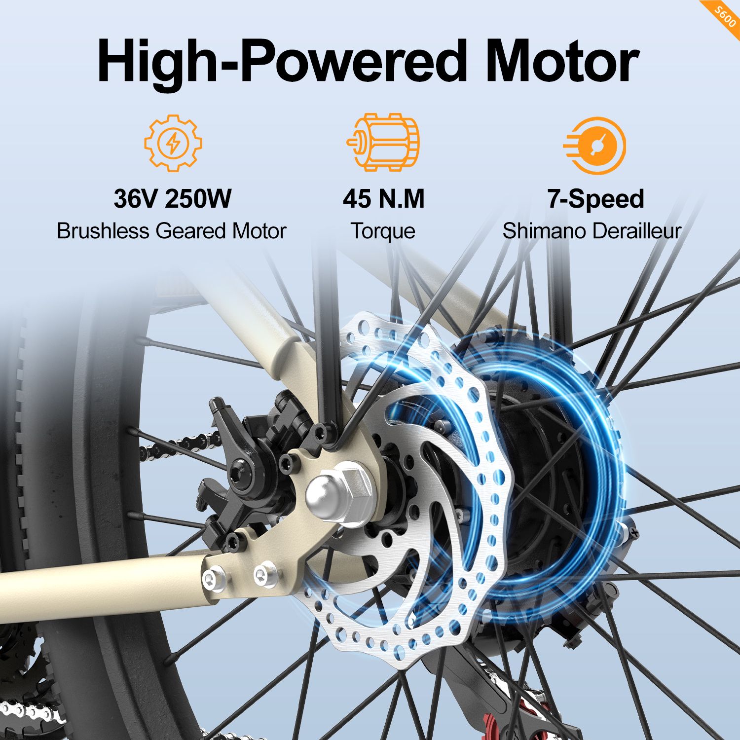 Nahaufnahme des Hinterrads eines Elektrofahrrads. Beschriftung: 36V 250W Motor, 45 N.M Drehmoment, 7-Gang Shimano.