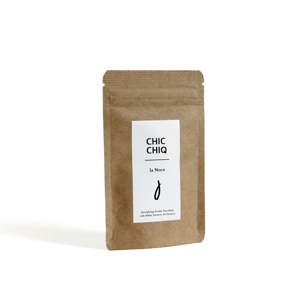 Beutel mit weißem Etikett. Aufschrift: CHIC CHIQ, La Noce. Braune Papierverpackung. Produkt für die Gesichtspflege.