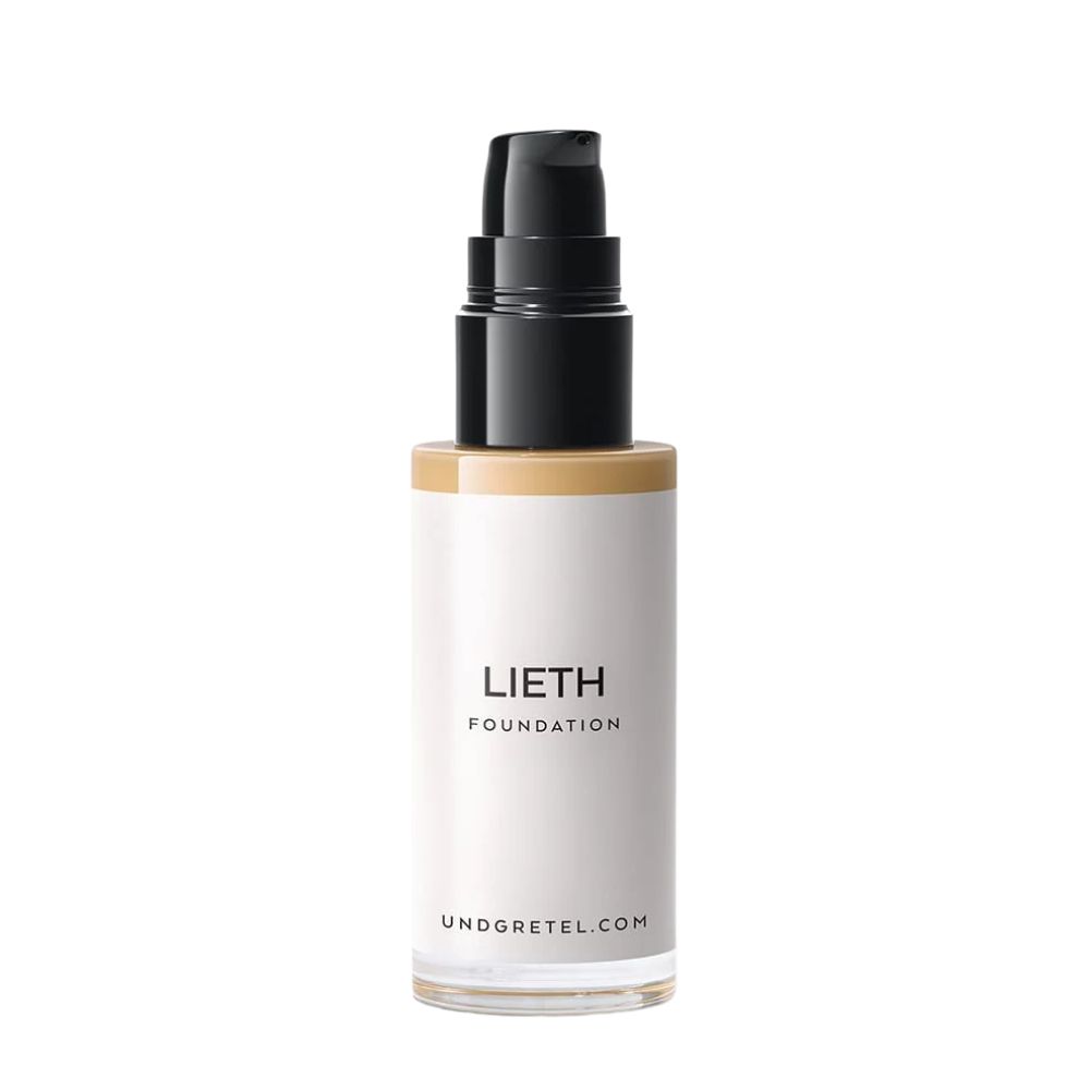 Make-up-Flakon mit schwarzem Pumpverschluss. Weißes Etikett mit 'LIETH FOUNDATION'.