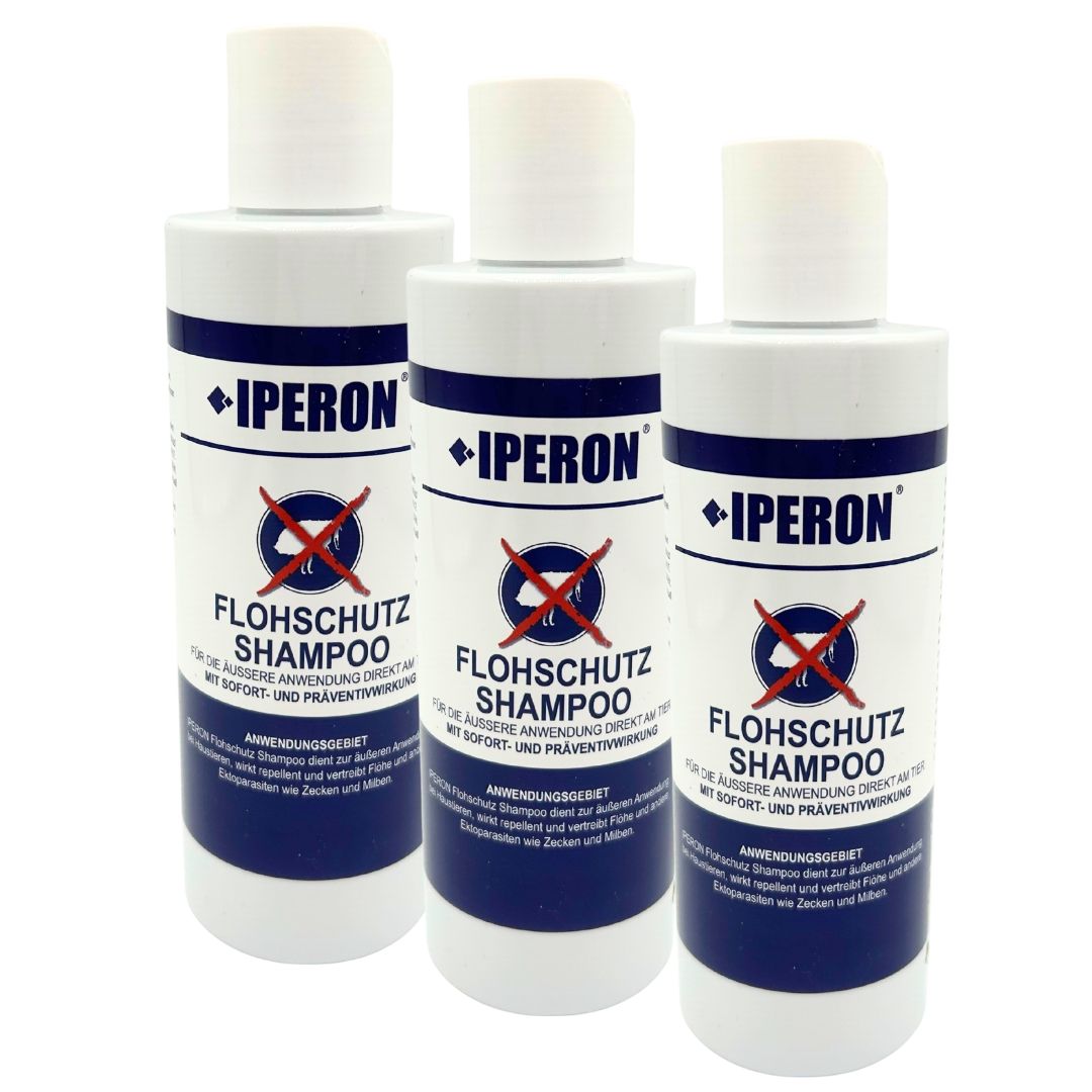 Drei Flaschen IPERON® Flohschutz Shampoo nebeneinander.