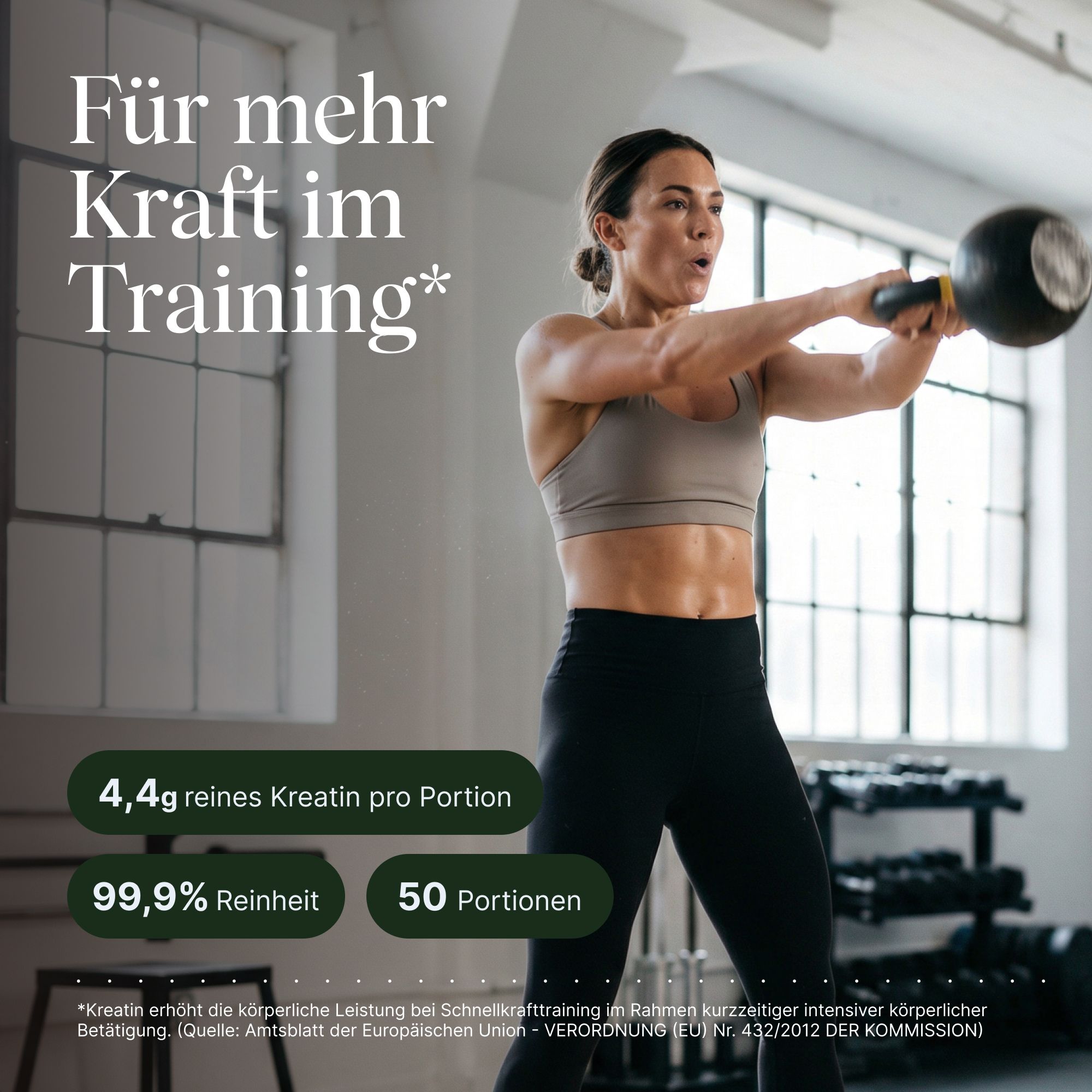 Frau hebt Kettlebell beim Training. VETAIN Kreatin: 4,4g reines Kreatin pro Portion, 99,9% Reinheit.