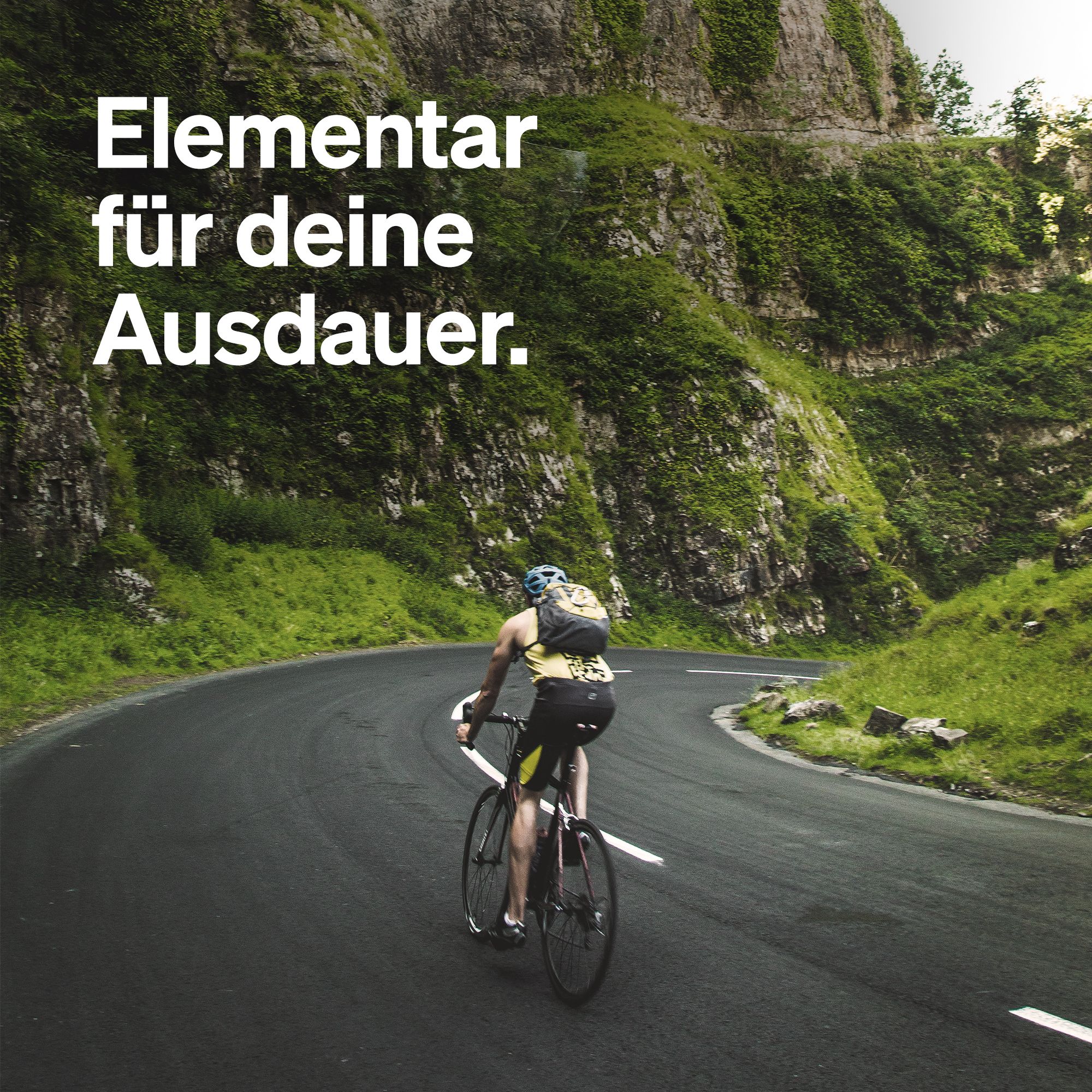 Radfahrer auf einer Straße, umgeben von grünen Bergen. Text: Elementar für deine Ausdauer.
