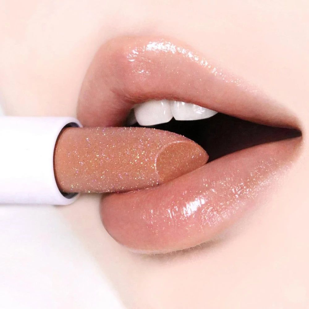 Lippen mit Lippenbalsam. Der Lippenbalsam ist in einer weißen Hülle. Nahaufnahme von Lippen und Produkt.