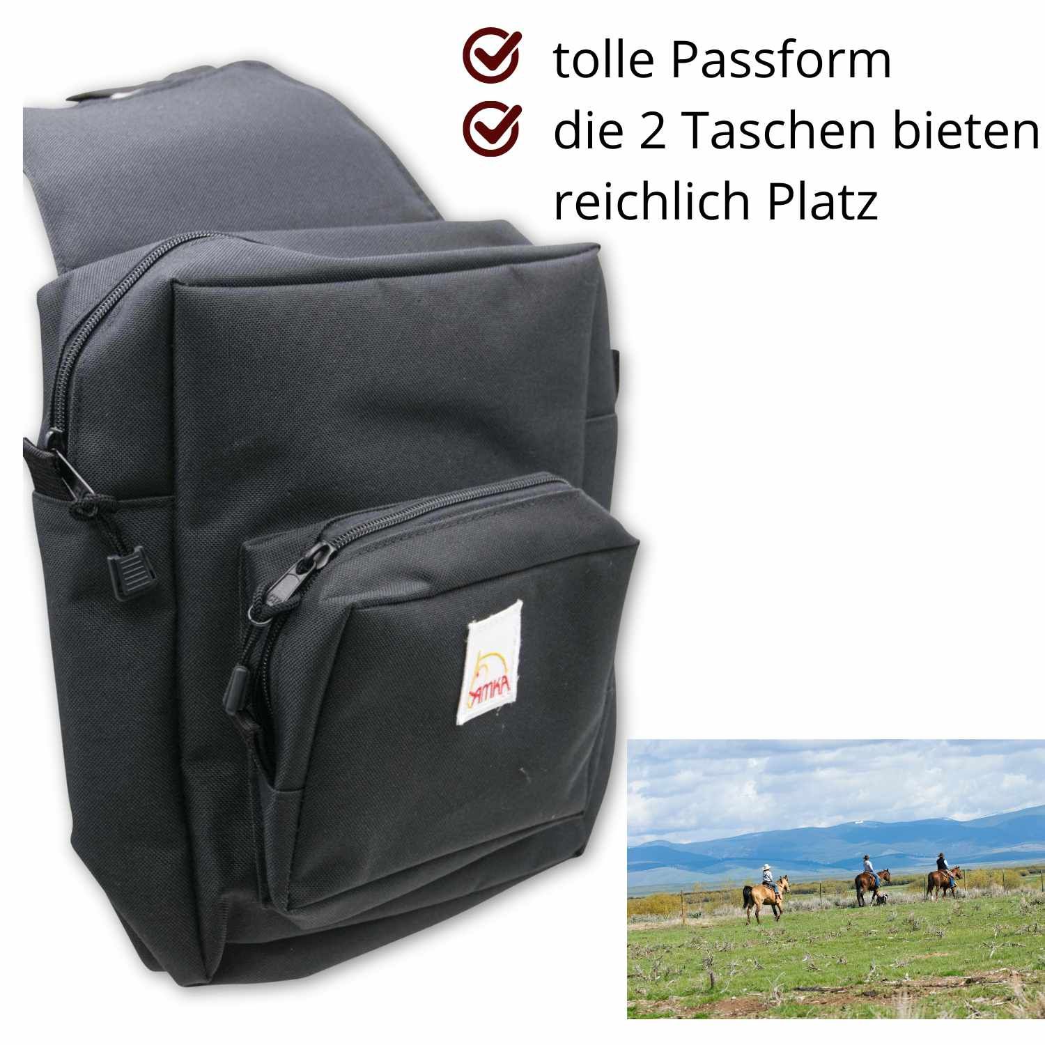 Schwarze Packtasche aus Nylon mit zwei Fächern und Reißverschluss. Kleines Logo. Im Hintergrund Reiter auf Pferden.