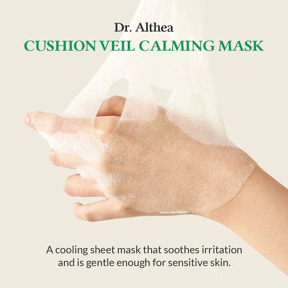 Hand hält eine Dr. Althea Cushion Veil Beruhigende Maske. Die Maske ist transparent und liegt auf der Hand.