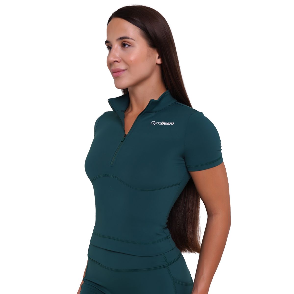 Seitenansicht eines dunkelgrünen Damen-Cropped-Shirts mit Kragen und Reißverschluss. GymBeam-Logo auf der Brust.