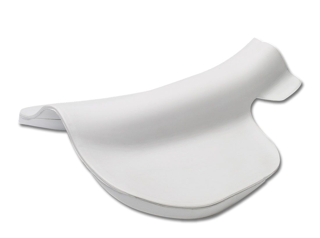 Weißes, sattelförmiges Polster. Rückseite mit abgerundeter Form und seitlichem Ansatz. Oberseite leicht gewölbt.