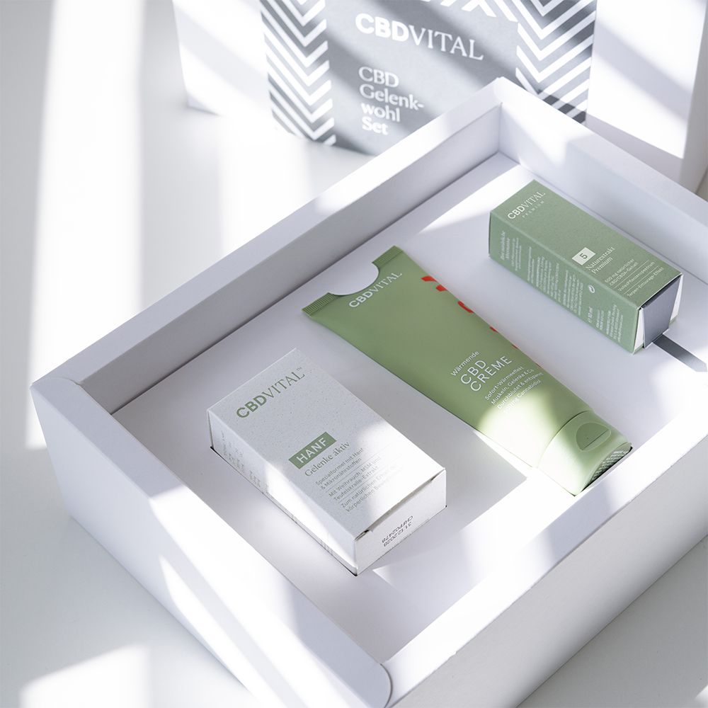 Geschenk-Set mit Produkten in einer weißen Schale. Enthält eine Tube, eine Flasche und zwei Schachteln. Aufschrift: CBD VITAL.