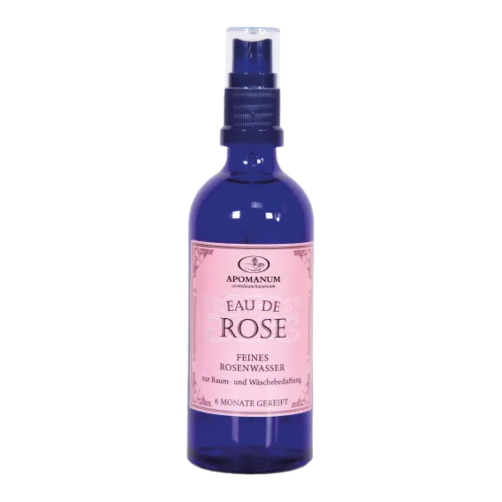 Blaue Glasflasche mit Sprühkopf. Rosa Etikett mit Text: Eau de Rose, feines Rosenwasser. Marke: Apomanum.
