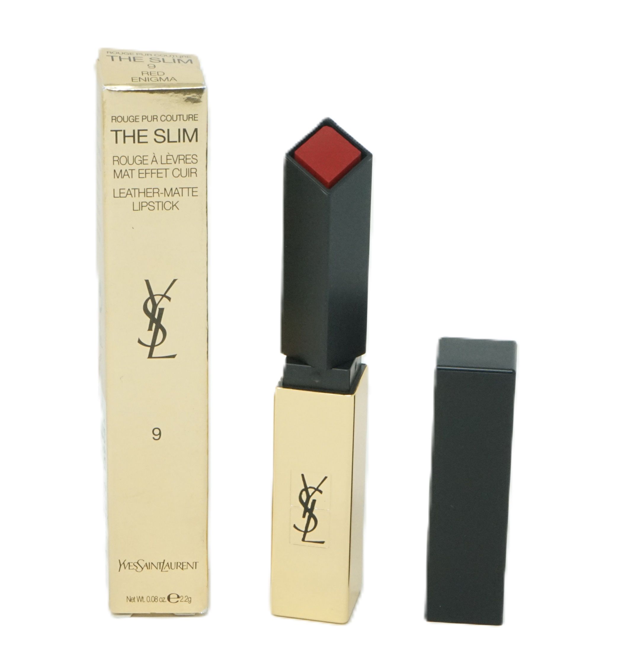 Yves Saint Laurent Lippenstift. Goldfarbener Behälter, schwarzer Deckel. Roter Lippenstift. Verpackung mit Produktnamen und Nummer 9.