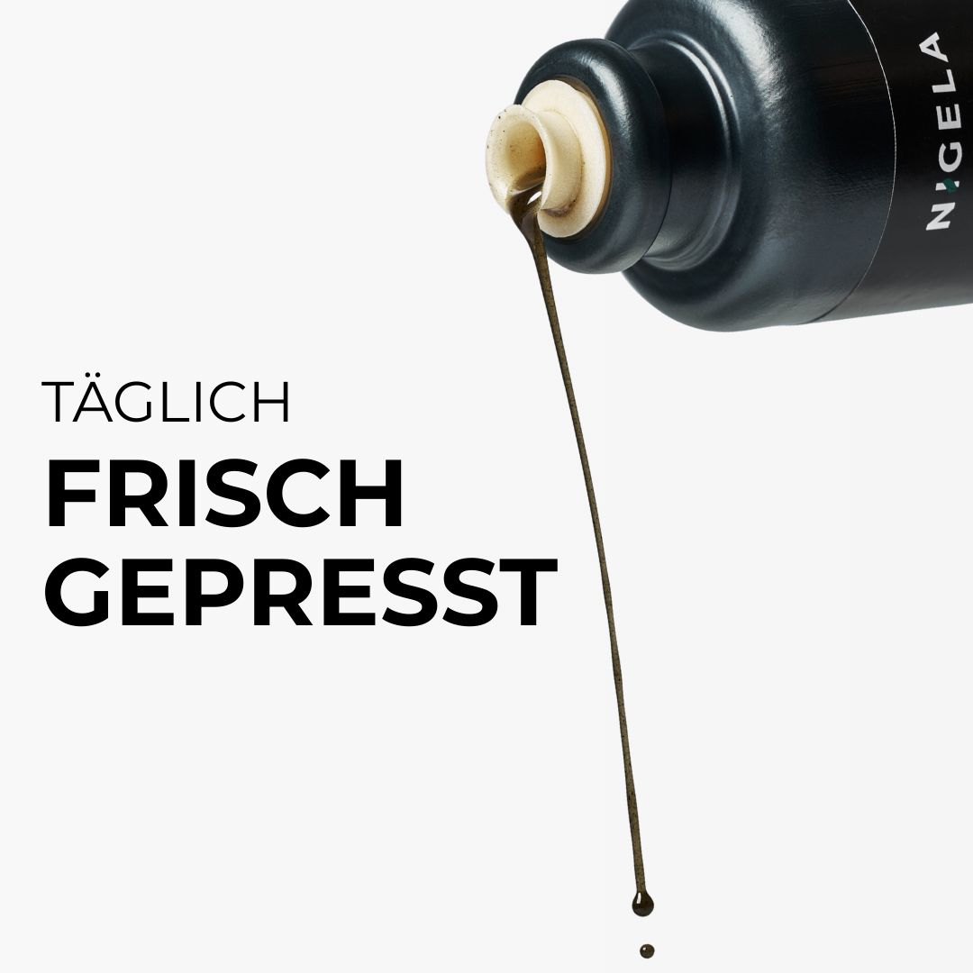 Schwarzkümmelöl wird aus Flasche gegossen. Text: Täglich frisch gepresst.