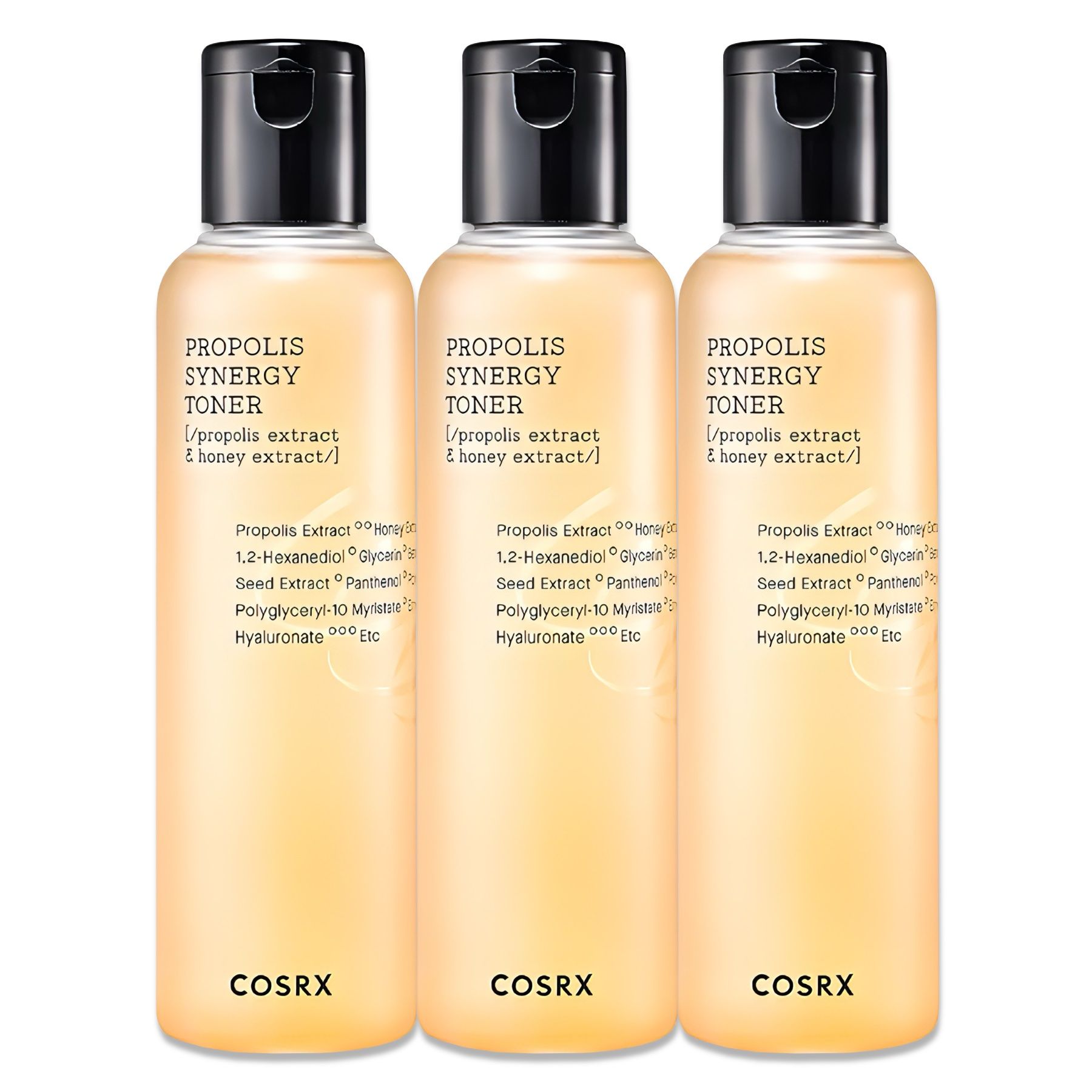 Drei Flaschen COSRX Full Fit Propolis Synergy Toner. Klare, gelbliche Flüssigkeit in zylindrischen Flaschen mit schwarzem Deckel.