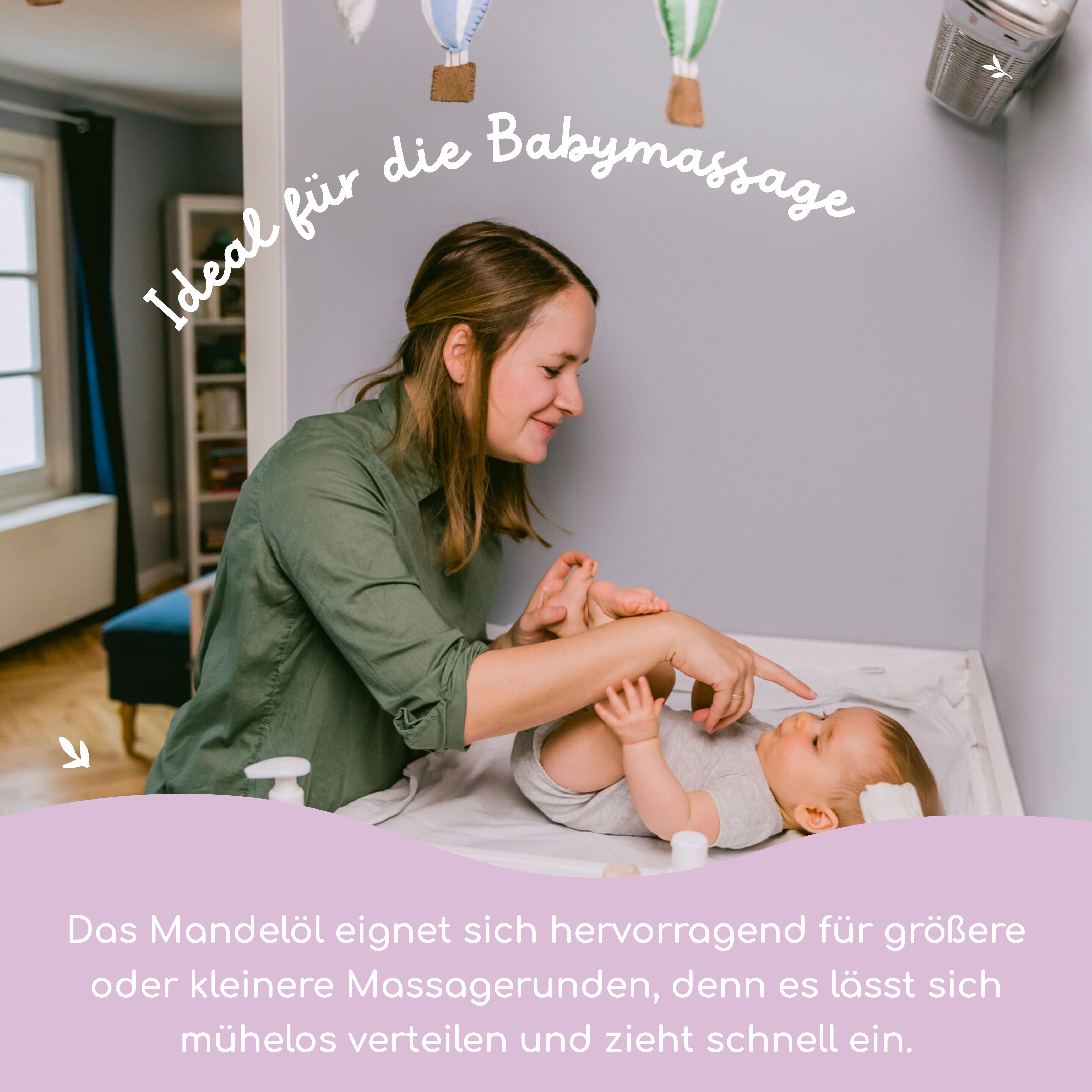 Frau massiert Baby. Auf dem Wickeltisch stehen zwei Flaschen. Text: Ideal für die Babymassage. Das Mandelöl lässt sich gut verteilen.