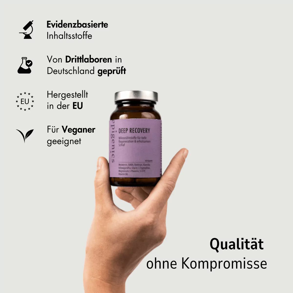 Hand hält eine braune Glasflasche mit lila Etikett. Text: Deep Recovery, hergestellt in der EU, für Veganer geeignet, Qualität ohne Kompromisse.