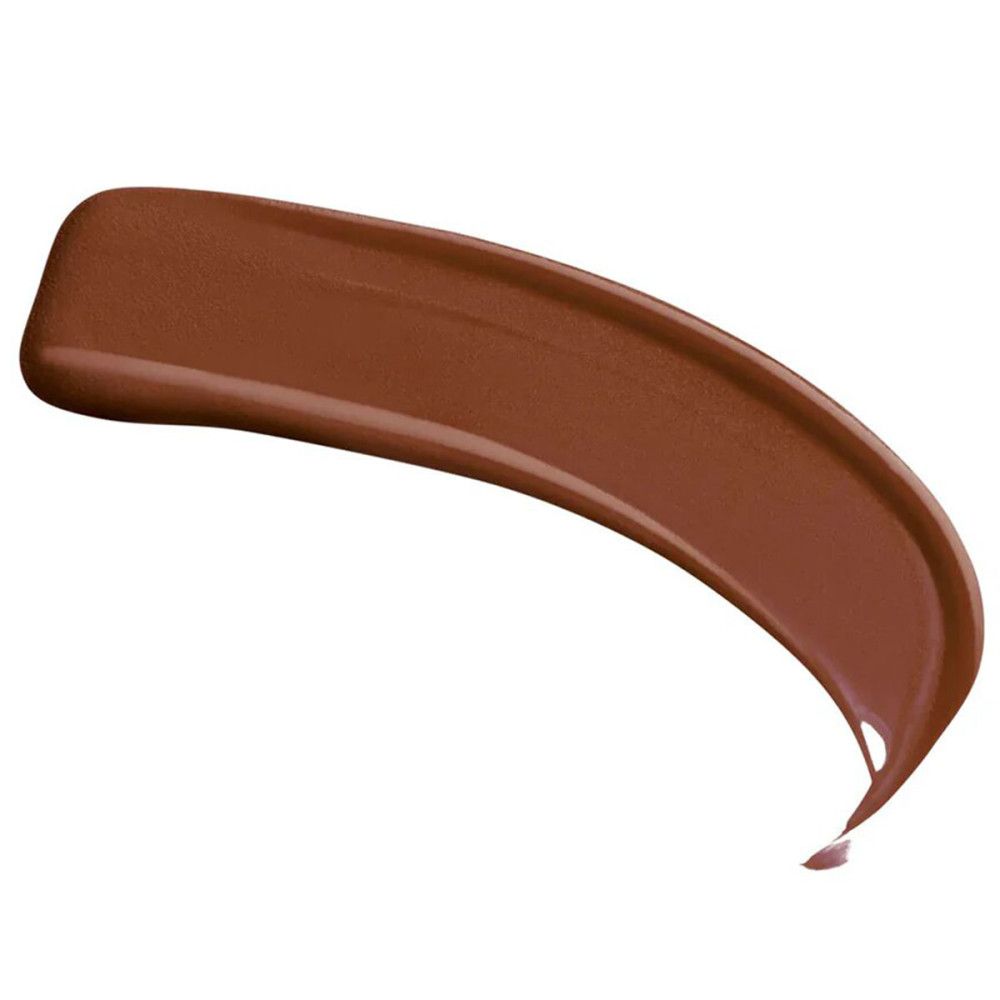 Brauner Lippenstift-Farbton, auf weißem Hintergrund. Die Textur ist glatt und glänzend.