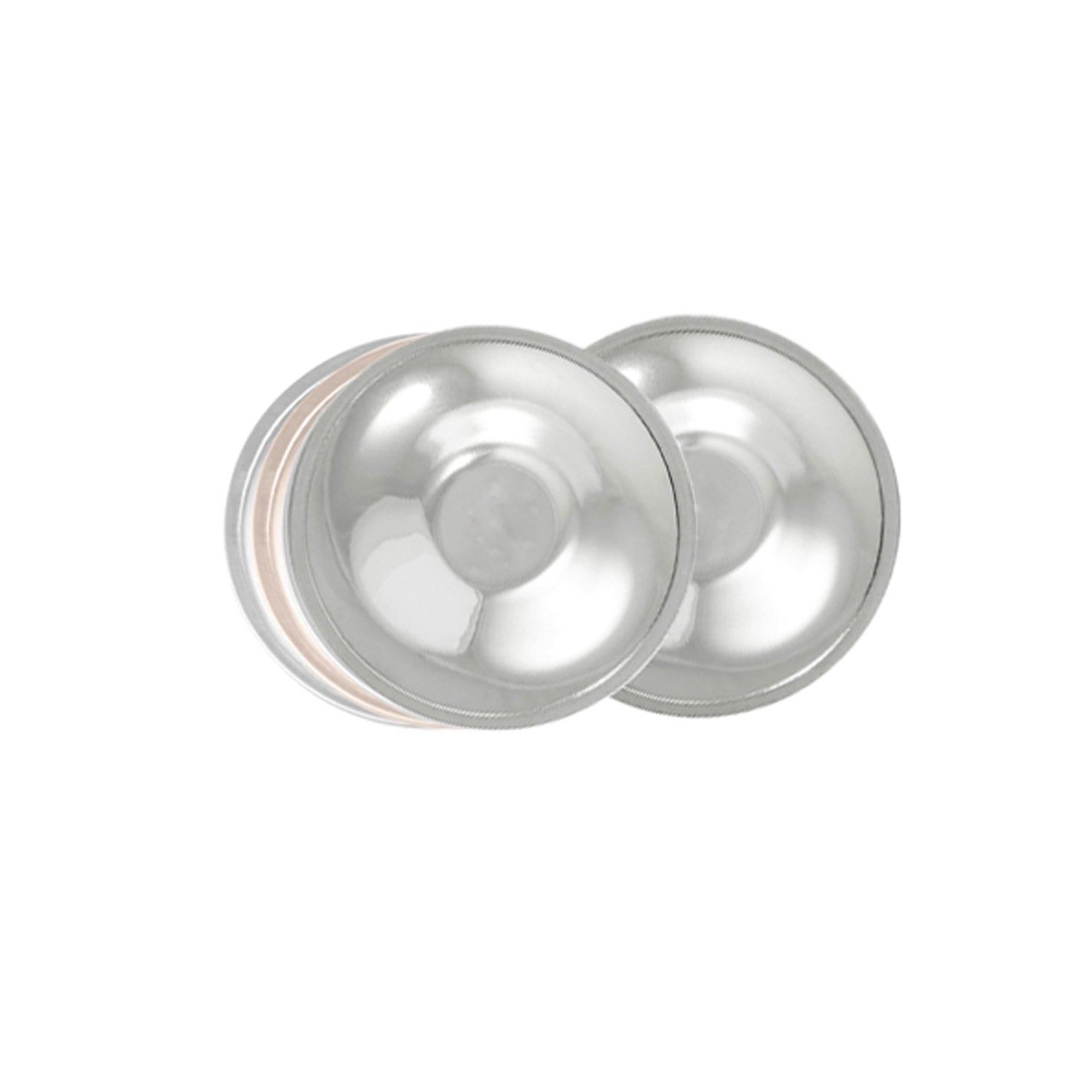 Zwei silberfarbene Brustwarzen-Schütze aus Metall. Runde Form mit leicht gewölbtem Rand.