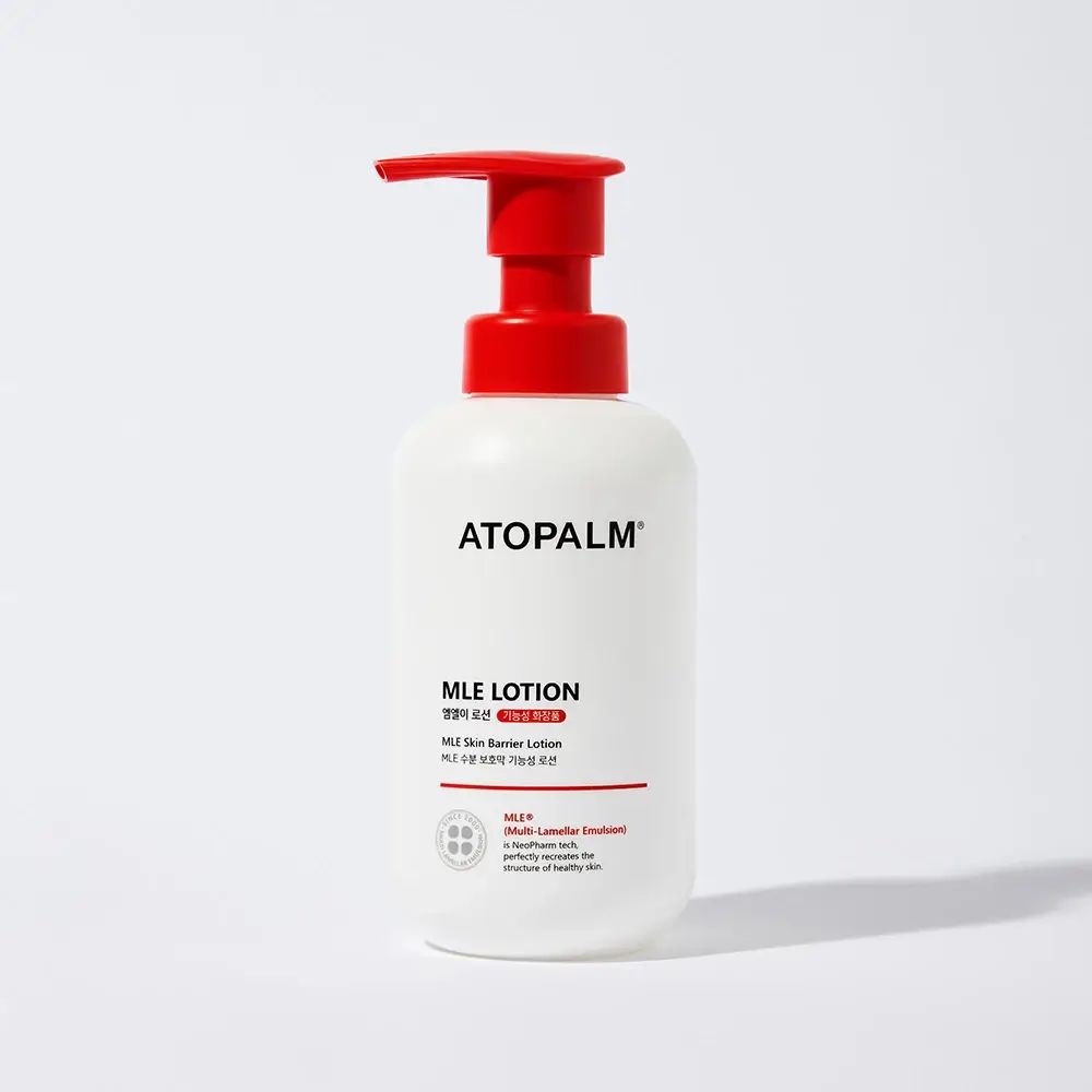 Weiße Flasche mit rotem Pumpkopf. Aufschrift: ATOPALM MLE LOTION. Text in Koreanisch.