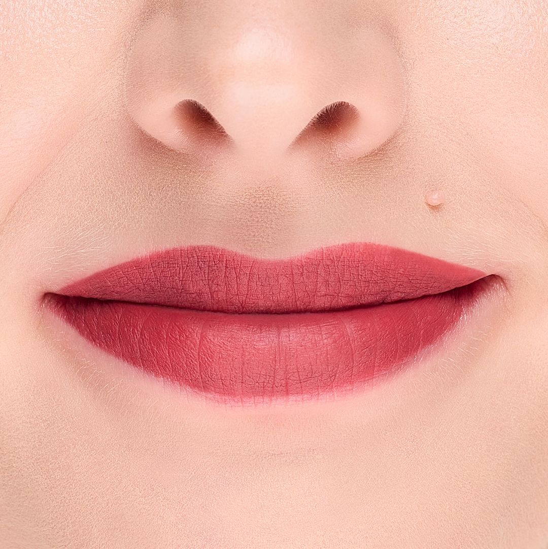 Lippenpartie mit Cosline Lipliner 209 Cherry, mattes Finish.
