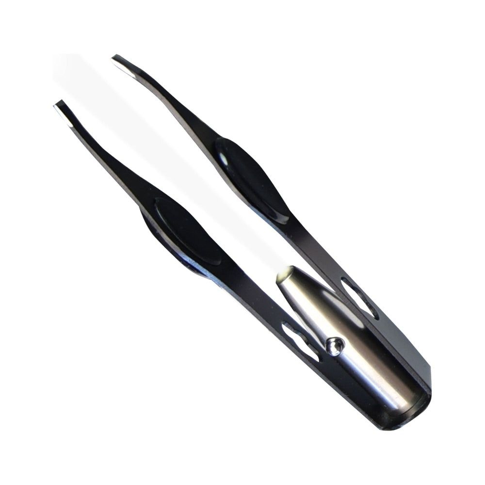 Pinzette mit Licht. Schwarze Metallgriffe, silberfarbener Leuchtkörper. Schräge Spitzen. Auf weißem Hintergrund.