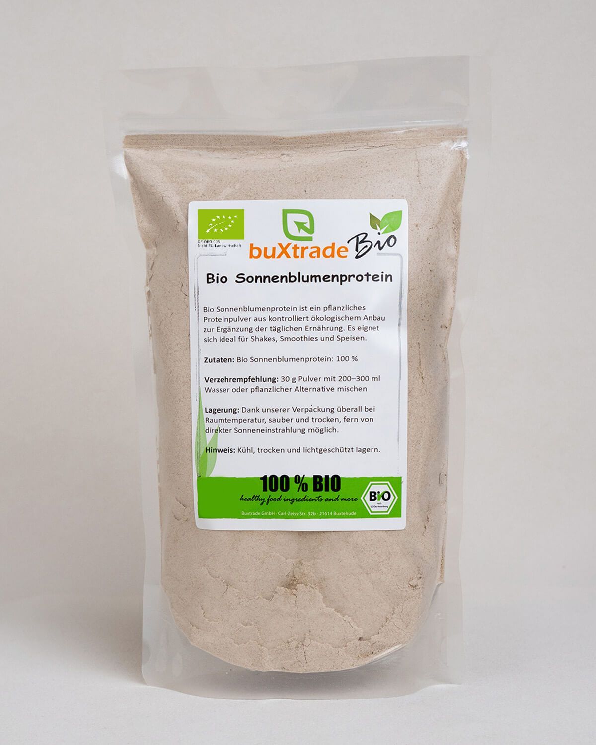 Verpackung mit buxtrade Bio Sonnenblumenprotein Pulver, daneben ein Hantel und ein Messlöffel.