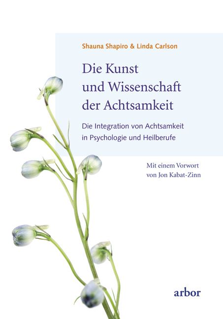 Buchcover: "Die Kunst und Wissenschaft der Achtsamkeit". Autoren: Shauna Shapiro & Linda Carlson. Verlag: arbor. Mit floraler Illustration.