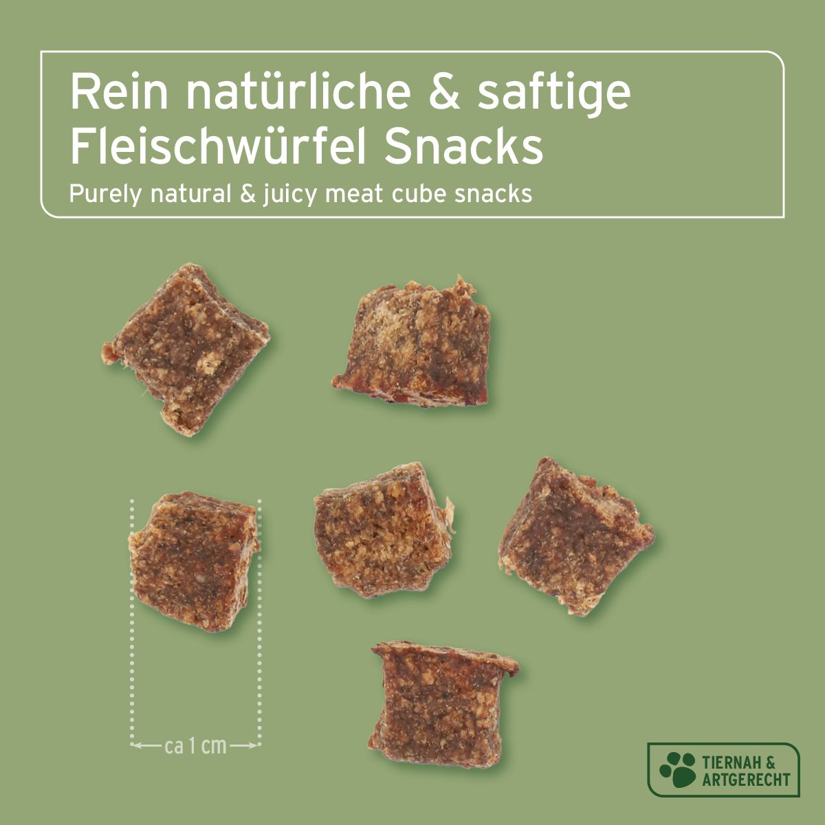 Nahaufnahme von Fleischwürfel-Snacks. Ca. 1 cm groß. Auf grünem Hintergrund.