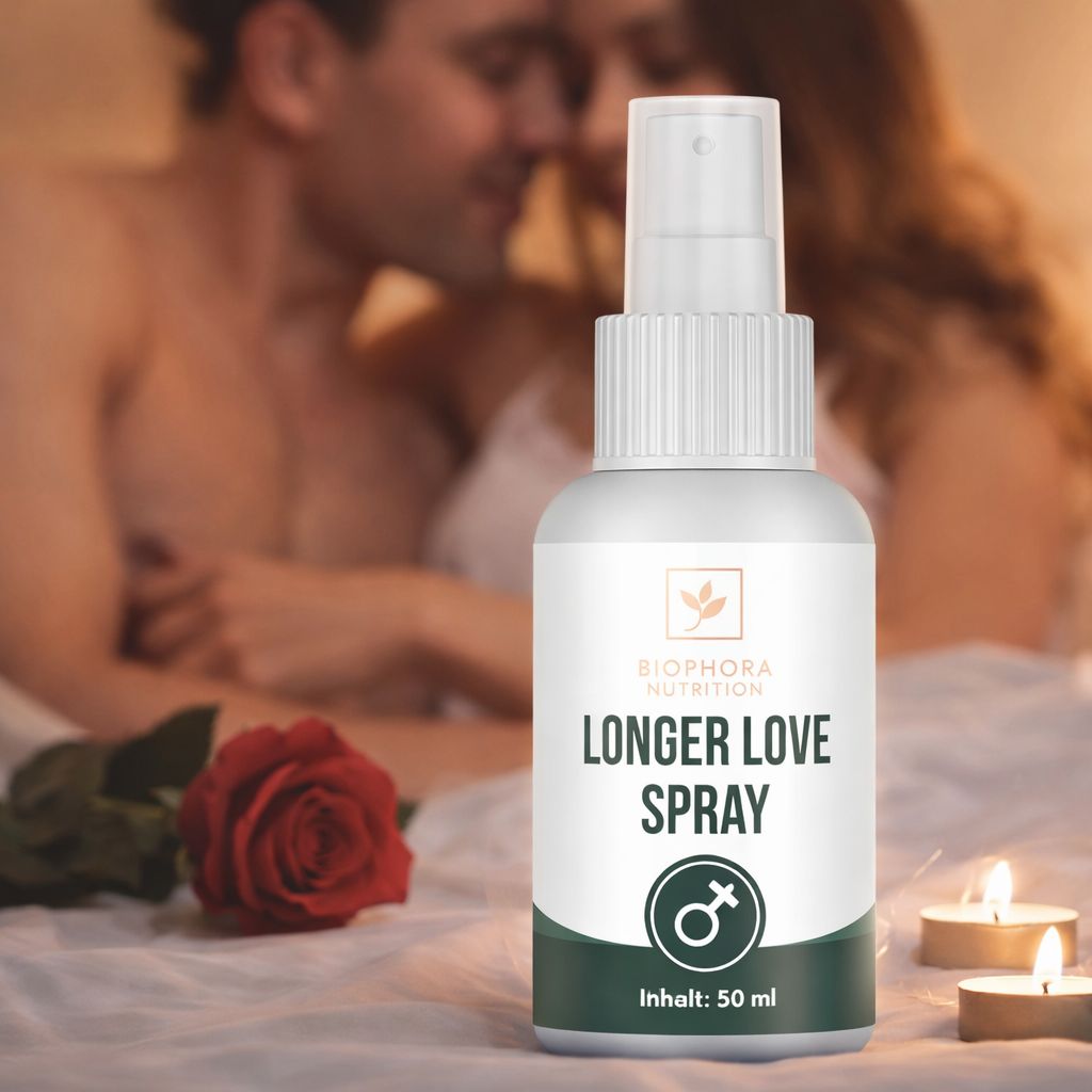 Weiße Sprühflasche mit grünem Etikett. Aufschrift: Longer Love Spray. Weibliches Symbol. Inhalt: 50 ml. Hintergrund: Paar, Rose, Kerzen.