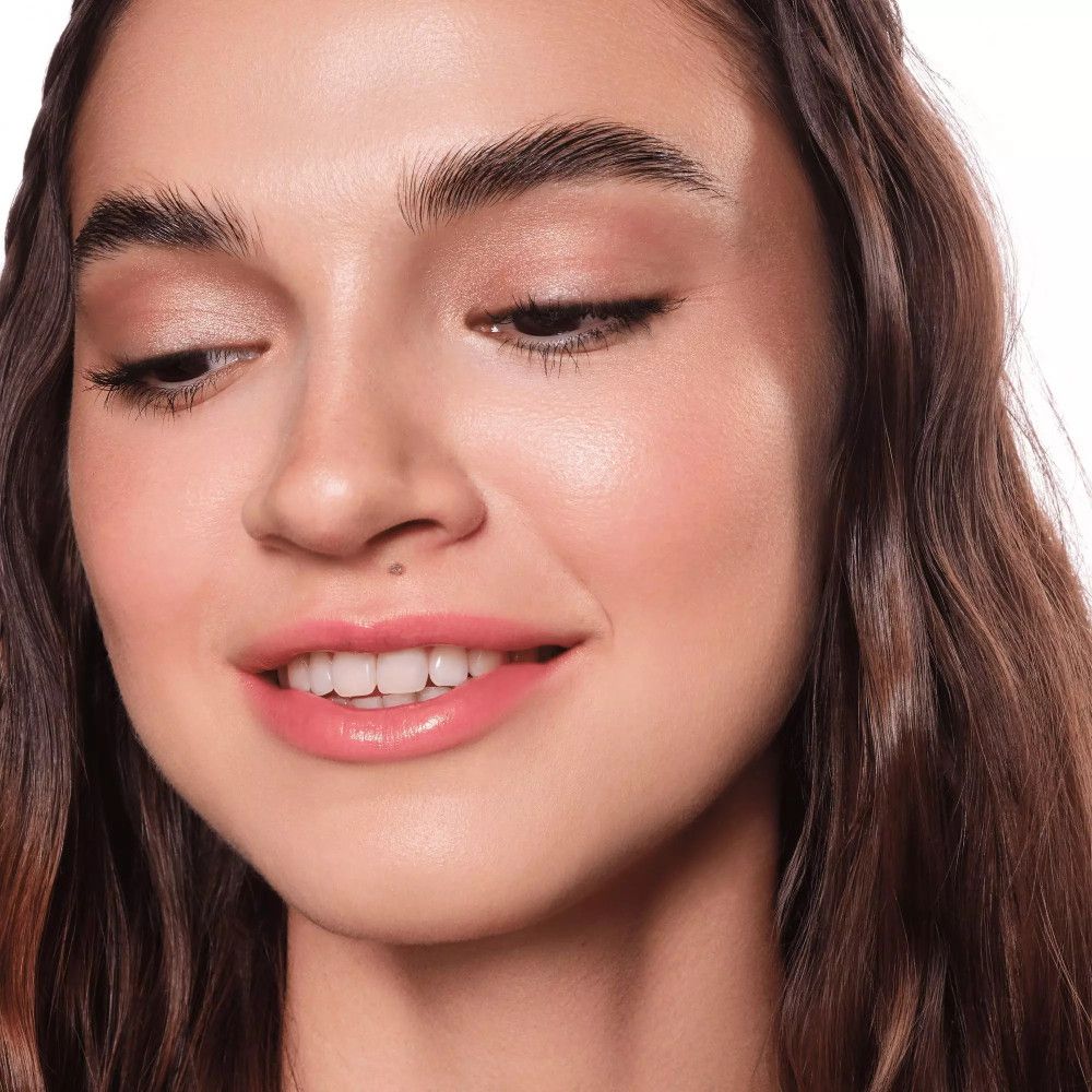 Porträt einer Frau mit Lidschatten. Sie schaut nach unten.