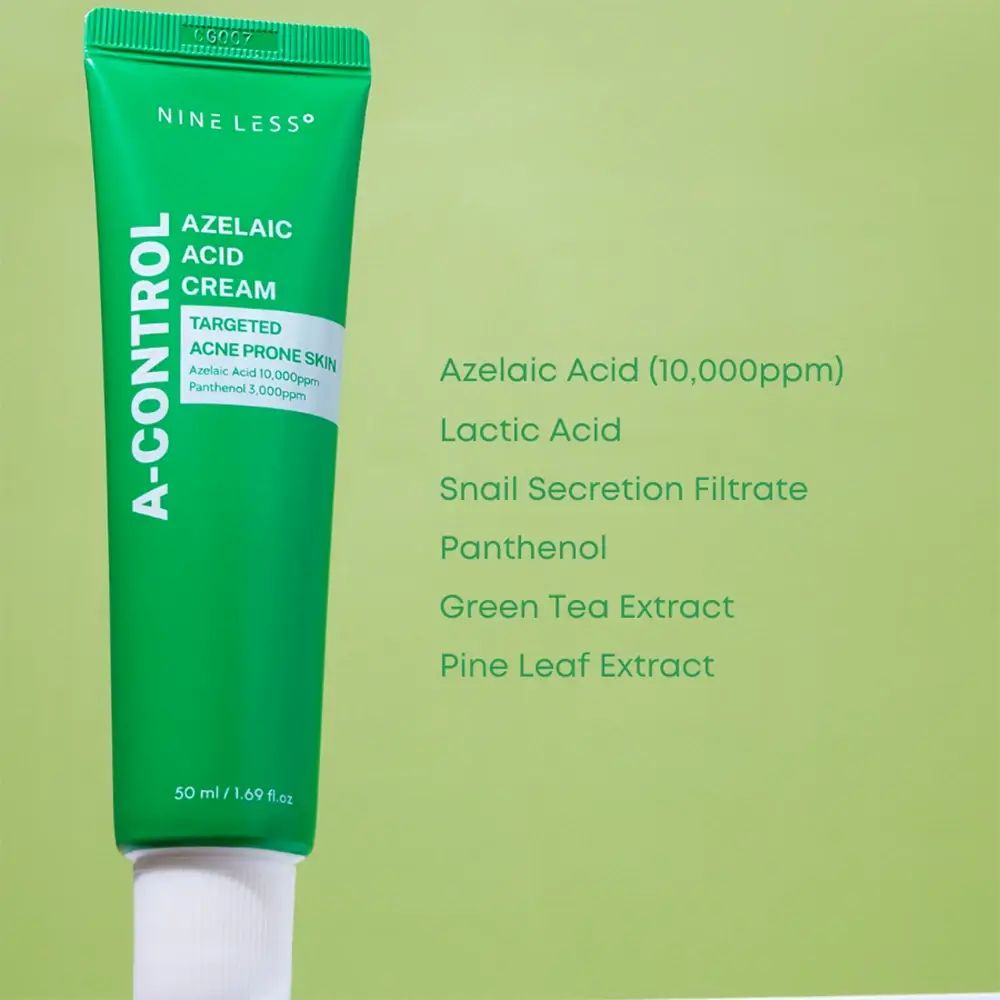 Grüne Tube mit Text: A-Control, Azelaic Acid Cream. Inhaltsstoffe: Azelainsäure, Milchsäure, Schneckensekret, Panthenol, Grünteeextrakt.
