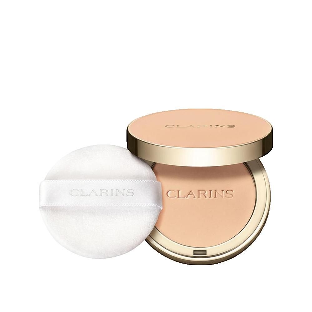 Kompaktpuder mit Spiegel und Applikator. Goldfarbener Deckel mit Schriftzug. Puder in hellem Farbton. Applikator mit Band und Schriftzug.