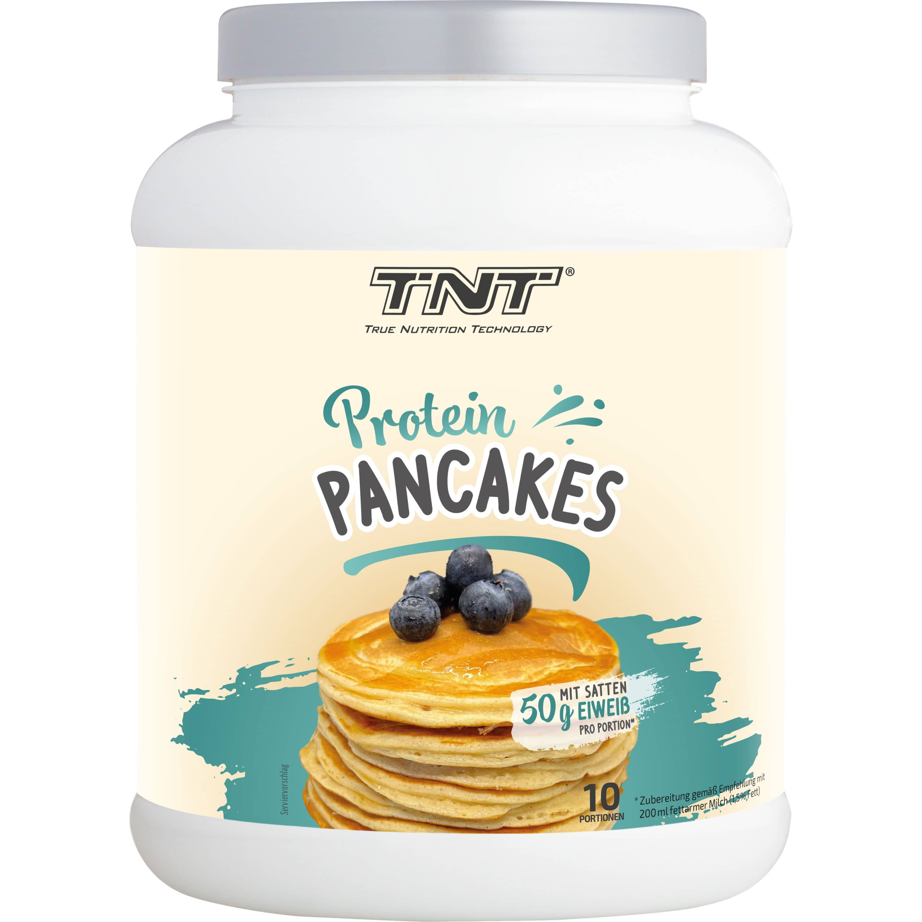 Weißer Behälter mit TNT Protein Pancakes. Aufschrift: Protein Pancakes, 50g Eiweiß pro Portion, 10 Portionen. Abgebildet: Pancakes mit Blaubeeren.