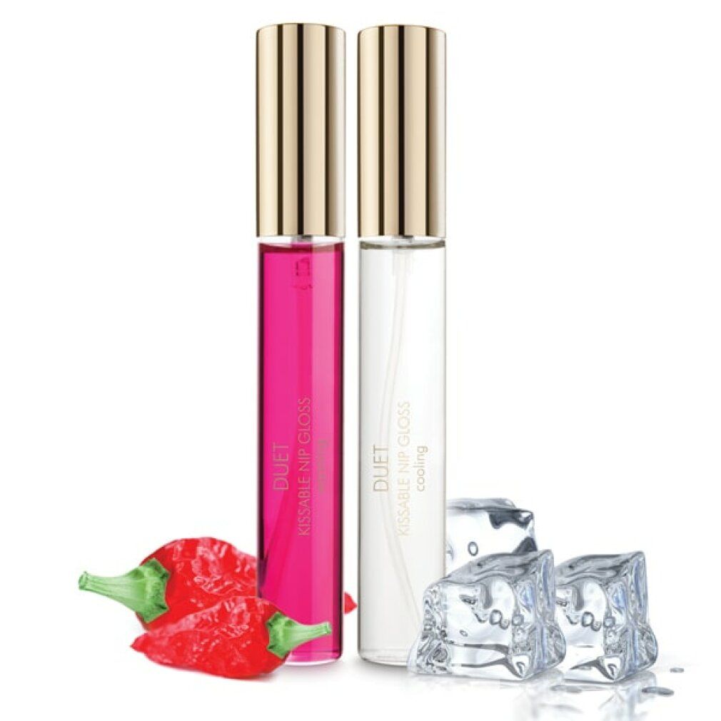 Zwei Lipgloss-Fläschchen, pink und klar, mit goldenen Kappen. Chilischoten und Eiswürfel daneben.