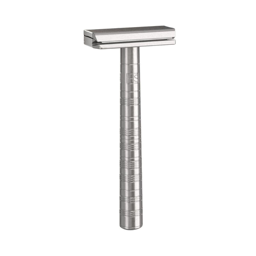 Sicherheitsrasierer AL13 Silber, Metall. Griff mit Rillen und HS-Logo. Rasierkopf mit Klinge. Auf weißem Hintergrund.