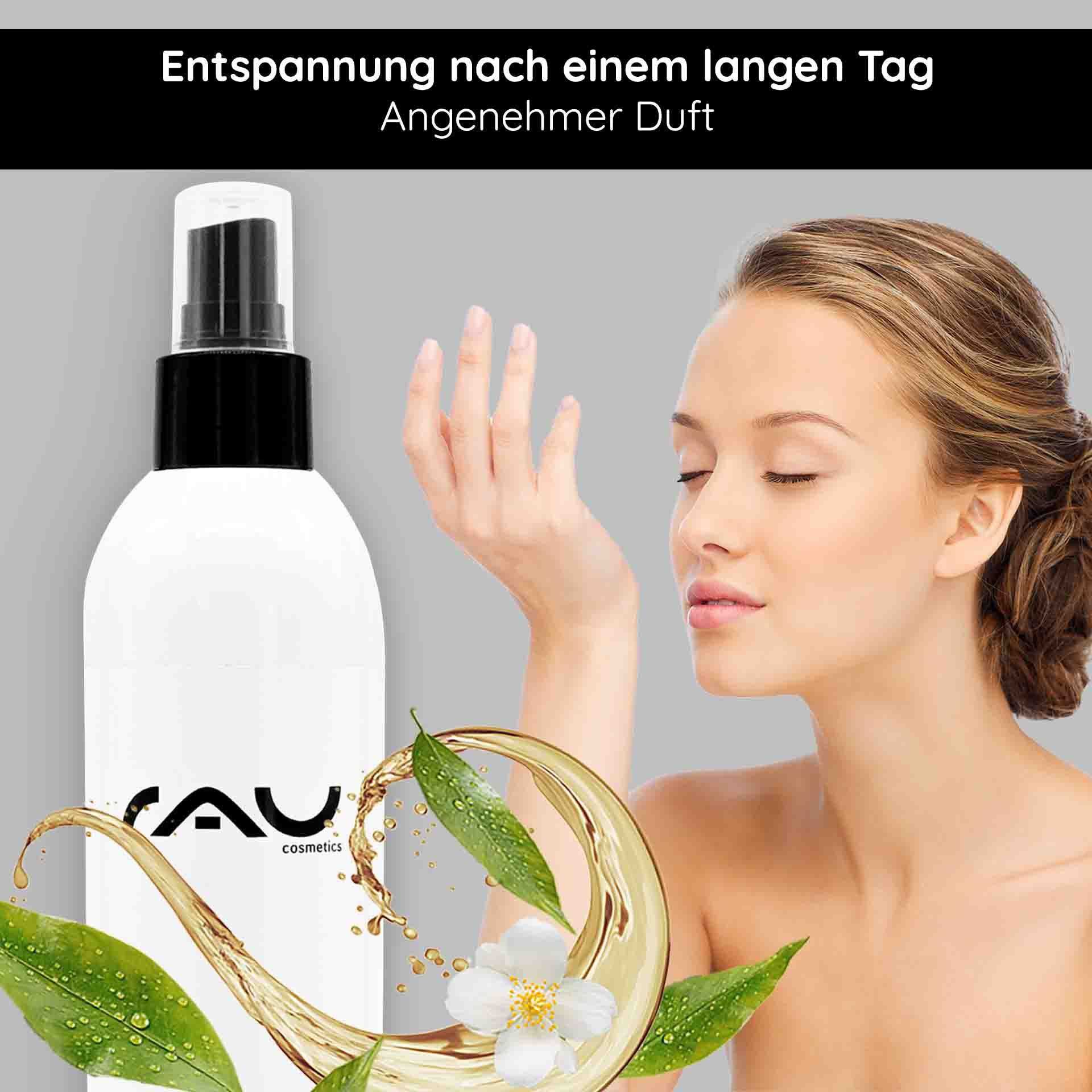 Frau riecht an einer Flüssigkeit. Daneben: Weiße Flasche mit schwarzem Sprühkopf. Aufschrift: RAU Cosmetics, White Tea & Sugarbeet Showergel.