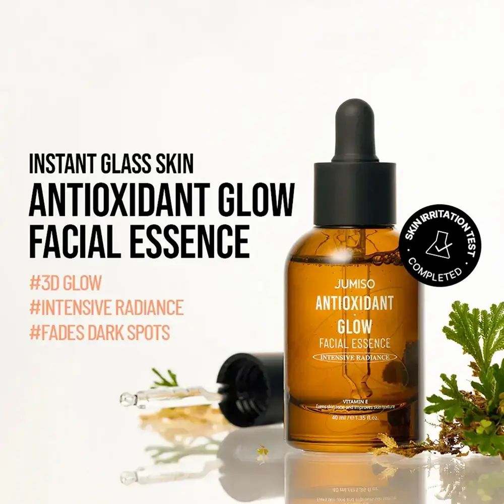 Braune Glasflasche mit schwarzem Deckel und Pipette. Aufschrift: JUMISO ANTIOXIDANT GLOW FACIAL ESSENCE. Skin Irritation Test.