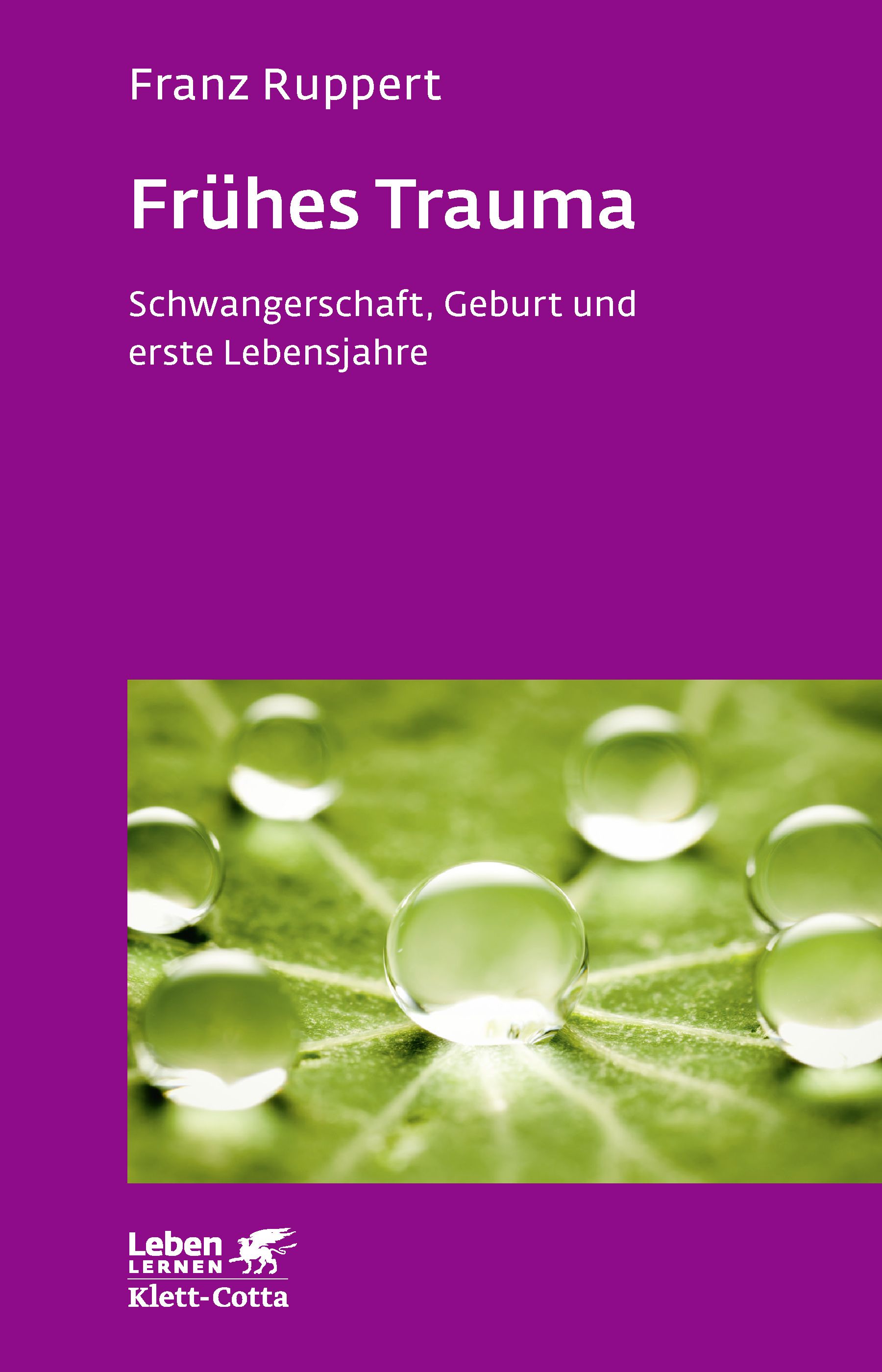 Buchcover mit Titel "Frühes Trauma" von Franz Ruppert. Auf lila Hintergrund, grüne Blätter mit Wassertropfen. Logo "Leben Lernen Klett-Cotta".