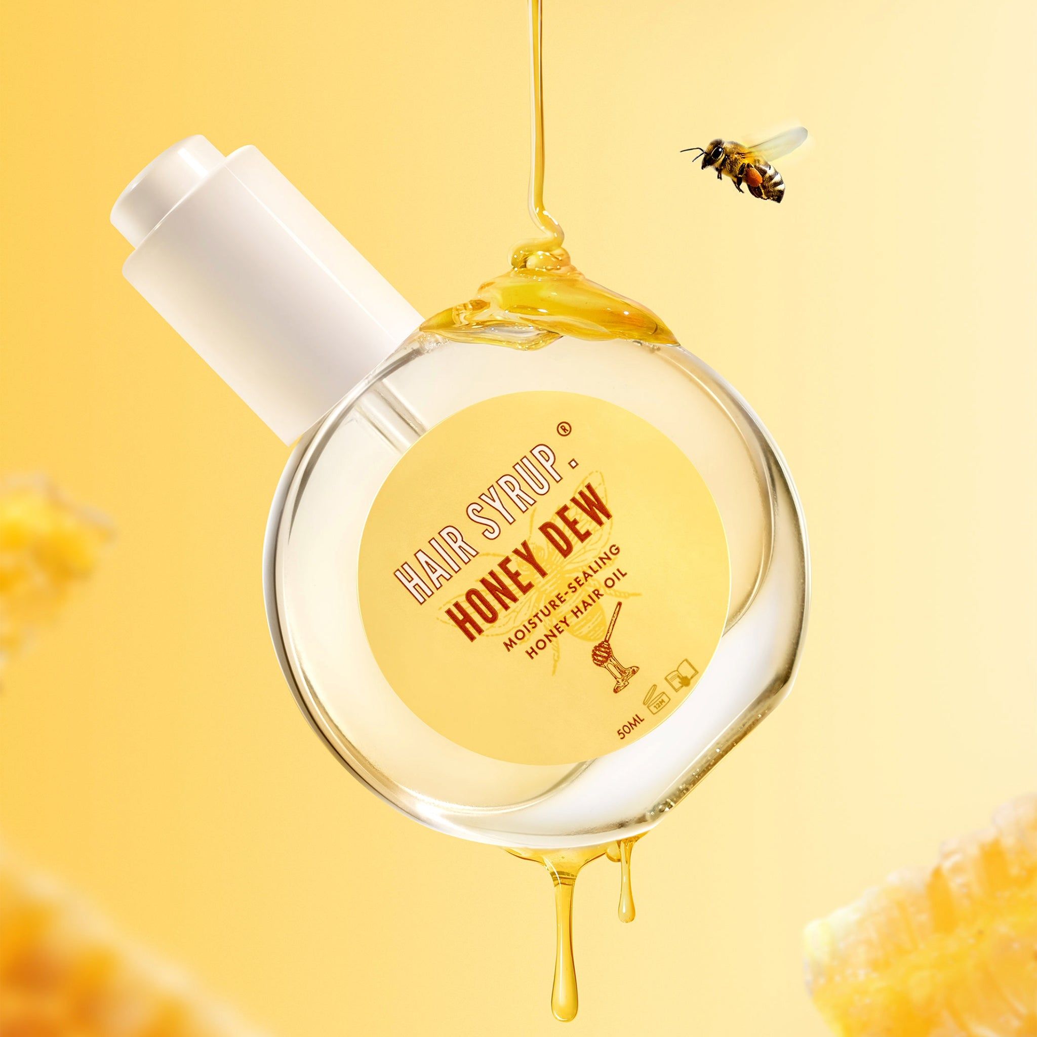 Runde Glasflasche mit weißem Deckel. Aufkleber mit Text. Honig tropft aus der Flasche. Biene im Flug. Gelber Hintergrund mit Honigwaben.