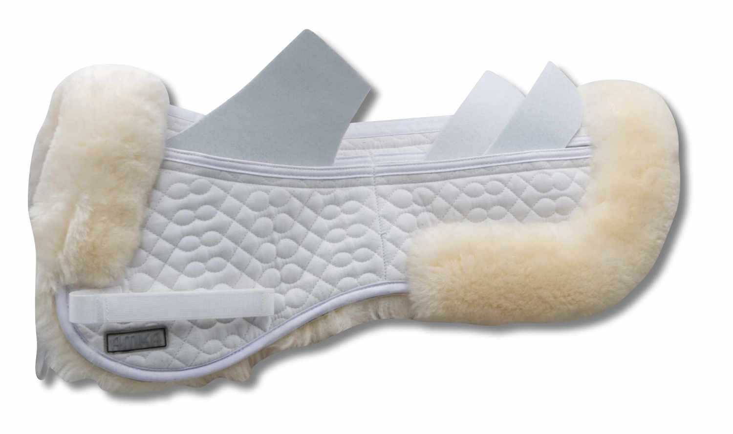 Weißes Sattelkissen mit Lammfellrand und Klettverschlüssen. Oben befinden sich weiße Einlagen.