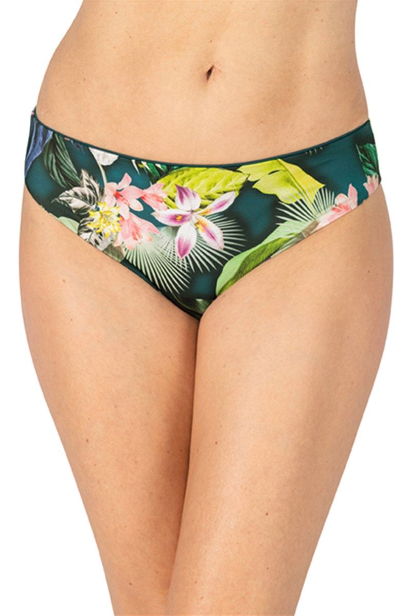 Bikinihose mit floralem Muster. Dunkelgrüner Stoff mit bunten Blumen und Blättern. Vorderansicht, getragen von einer Person.