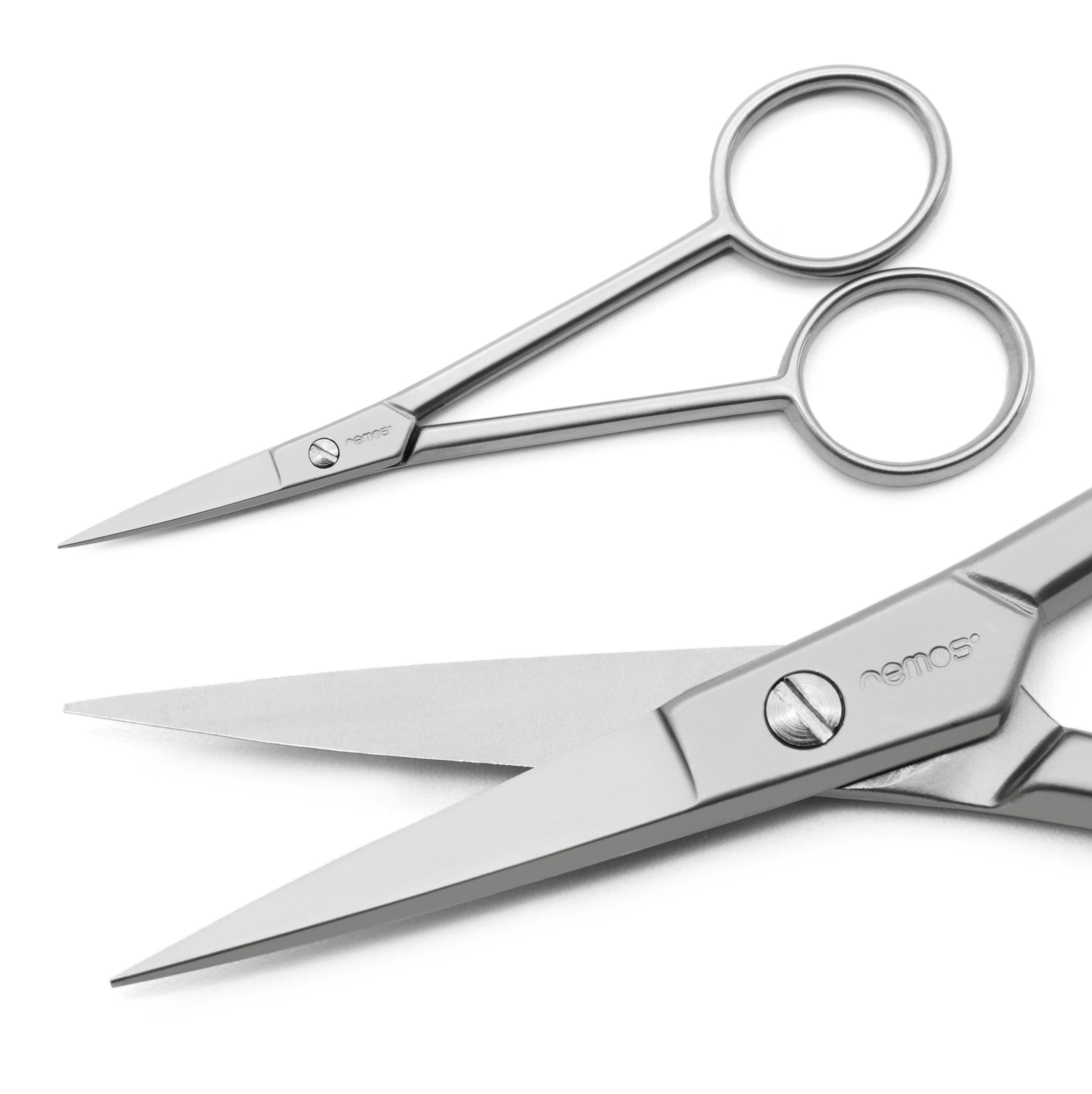 Kleine, silberne Schere mit scharfen Klingen und runden Griffen.