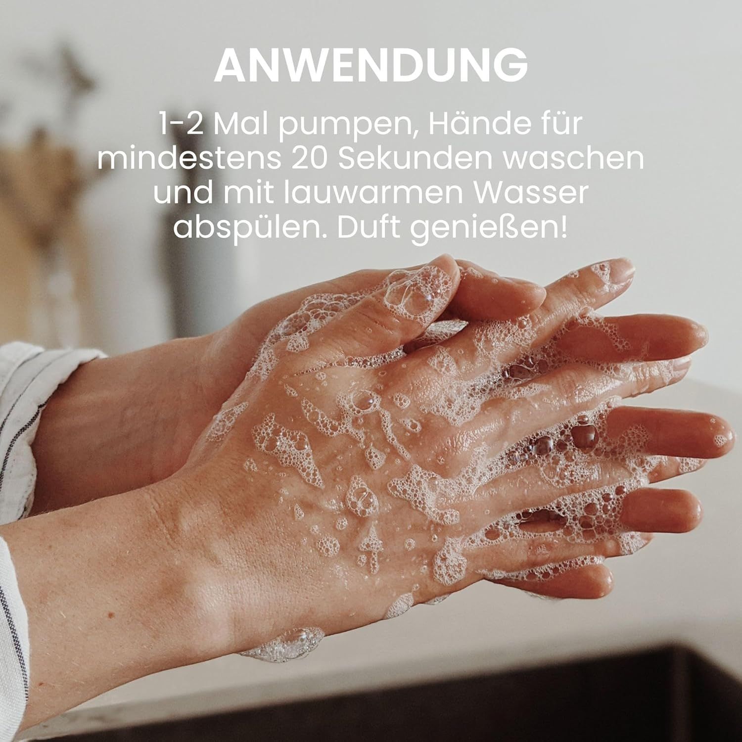 Hände mit Seifenschaum. Text: Anwendung: 1-2 Mal pumpen, Hände mindestens 20 Sekunden waschen und mit lauwarmem Wasser abspülen.