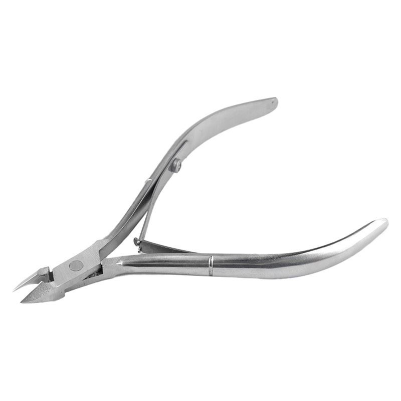 Nagelhautschneider aus Metall. Gebogene Griffe, spitz zulaufende Schneide. Gelenk mit Feder. Detailaufnahme.