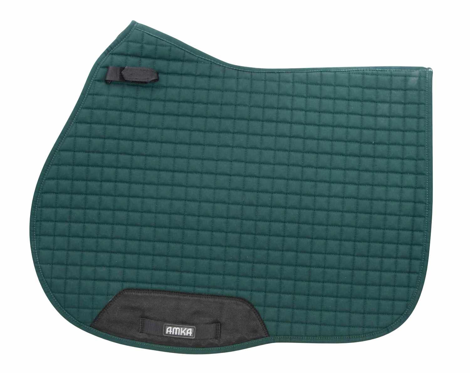 Grüne Schabracke mit quadratischem Steppmuster und AMKA-Logo. Schwarze Details.