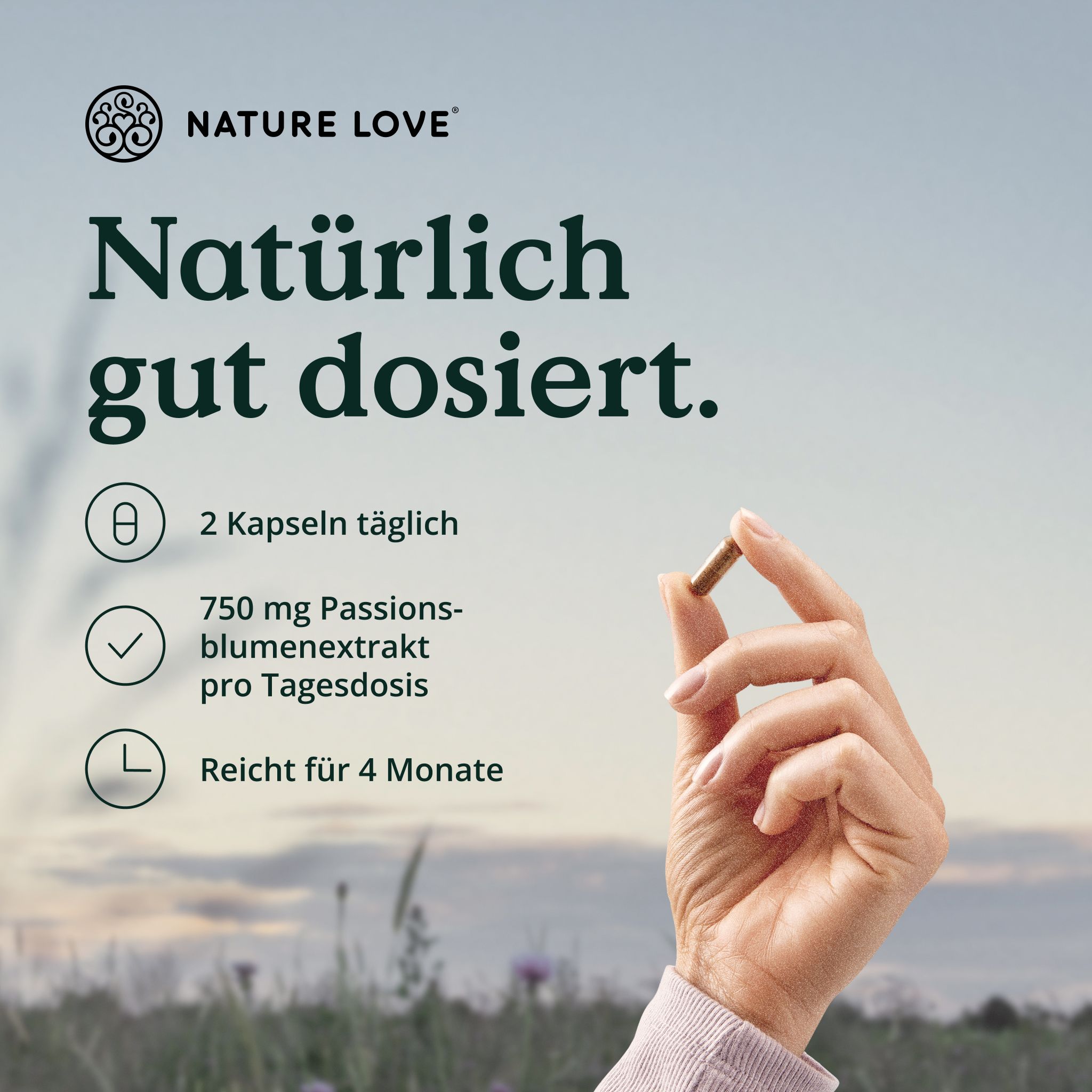 Hand hält eine Kapsel, mit Text über Dosierung und Haltbarkeit.